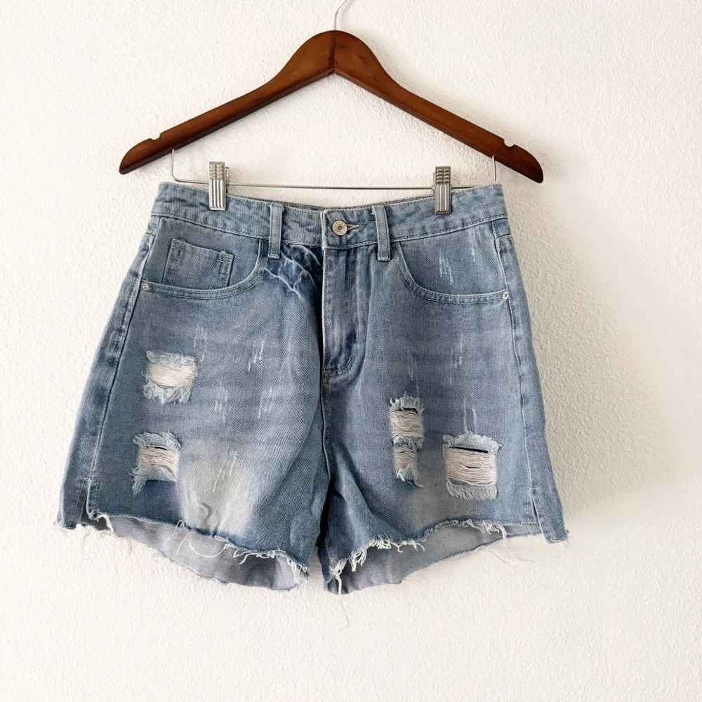 High Waisted Mom Jean Raw Hem Distressed Size Medium Trendy Light Wash